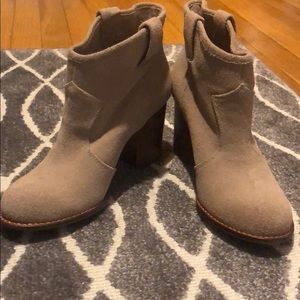 NWOT Splendid Lakota suede booties - size 6